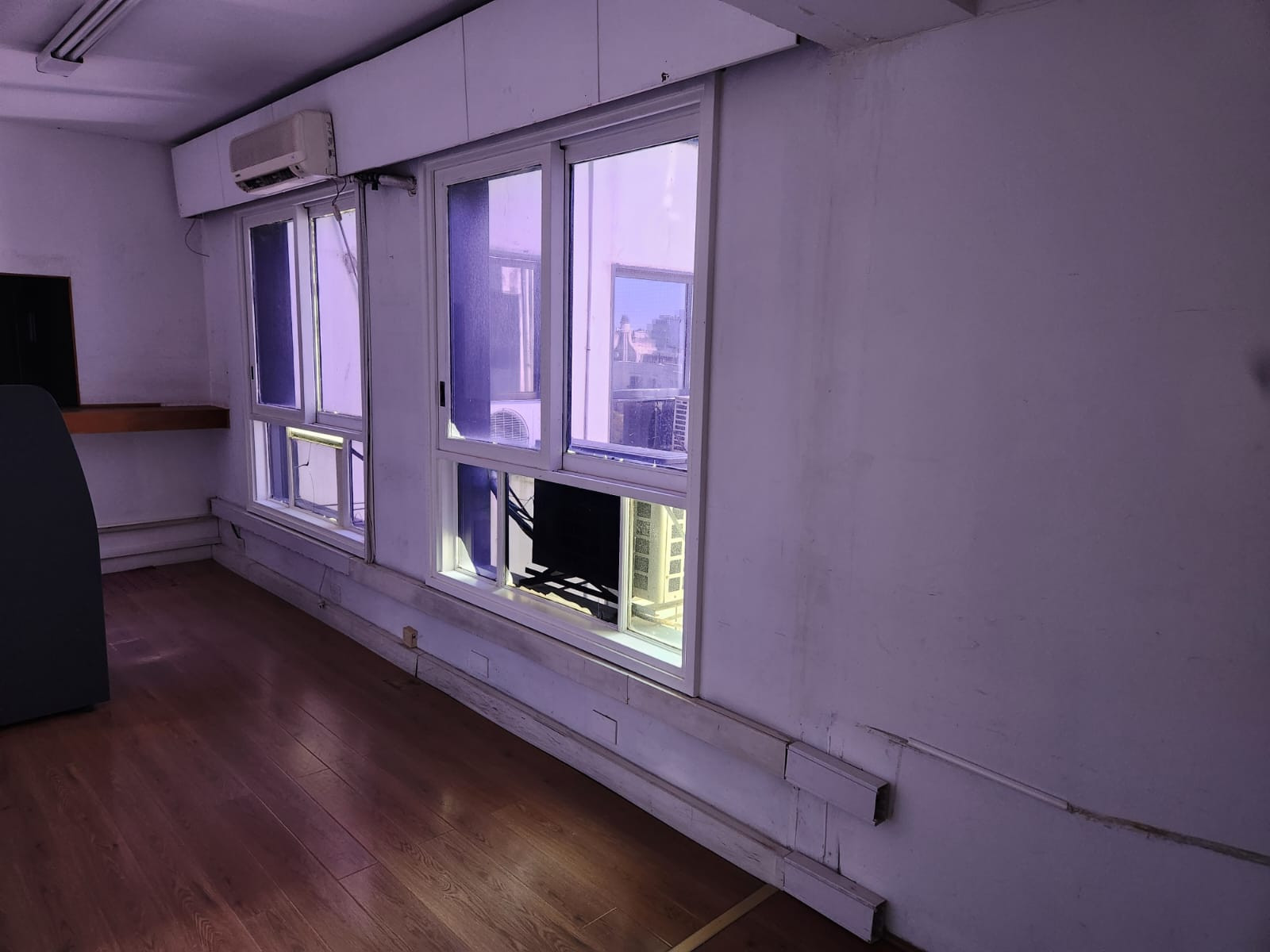 Oficina de cinco ambientes. Piso completo. Vista abierta.