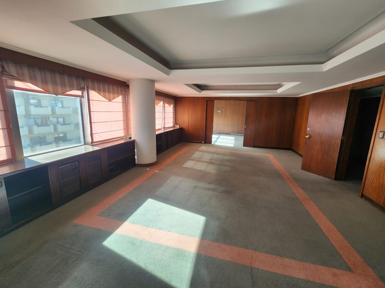 Oficina de cinco ambientes. Piso completo. Vista abierta.