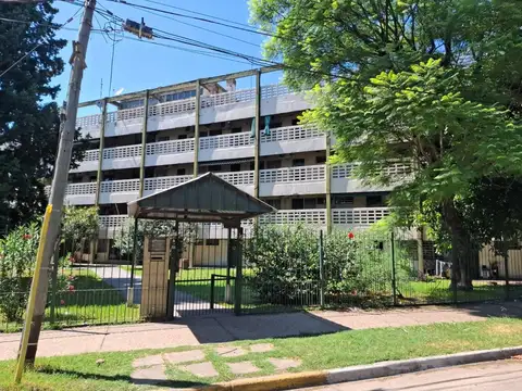 DPTO 4 AMB., EN EDIFICIO BARRIO "PLAN PILOTO"