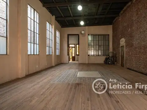 Casa antigua, restaurada. Amplios ambientes, techos altos, patios.