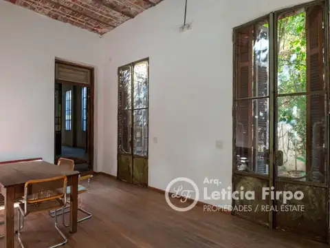 Casa antigua, restaurada. Amplios ambientes, techos altos, patios.