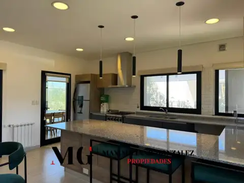 Casa 4 ambientes con 3 baños