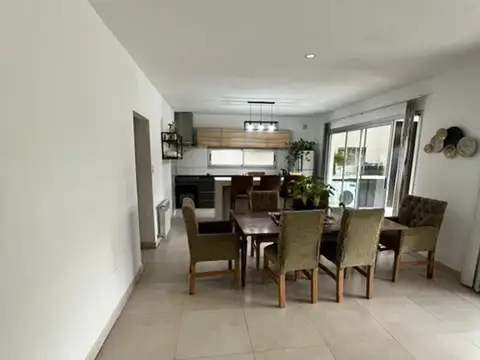 Casa en Venta con 3 cocheras