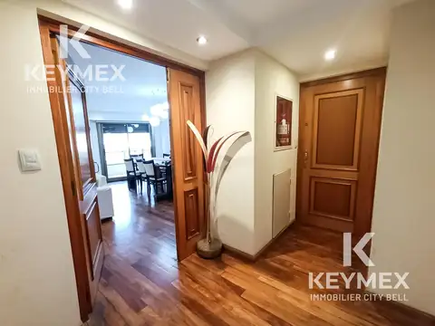 Piso de categoría amoblado y con cochera en alquiler, La Plata