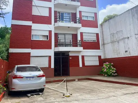 Monoambiente con patio en P.B a 2 cuadras del mar!.