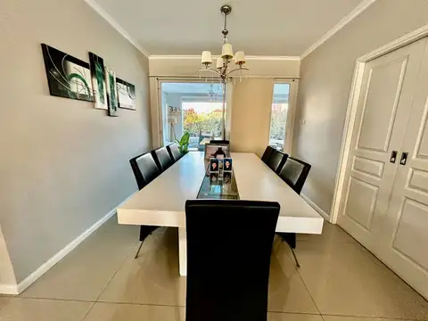 Casa en Alquiler con 4 cocheras