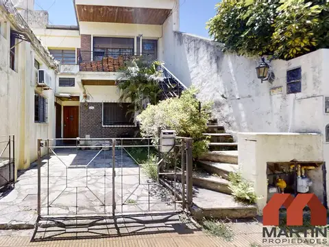 Chalet en venta en Martinez 5 ambientes, 2 baños, para dos familias A RECICLAR. 6 C/Av Sta Fe.