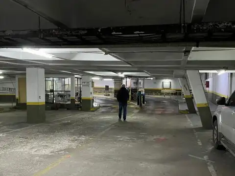 Cochera para camioneta en Bristol Center - Centro