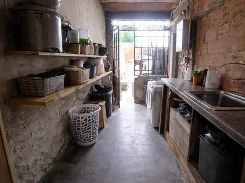 Casa en venta de dos niveles con parque en Villa Elisa