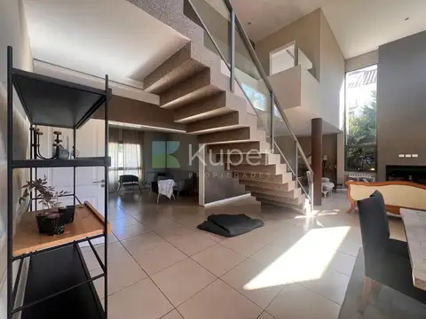 Casa 5 ambientes con 3 baños