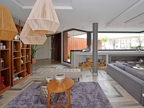 Casa en Venta con 3 cocheras