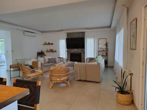 Casa 7 ambientes con 2 baños