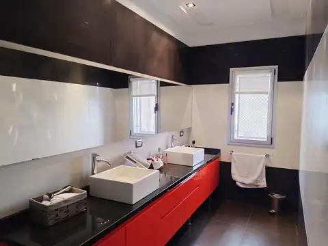 Venta Casa 7 Amb, Villa del Parque - Dos Cocheras - Piscina