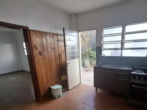 CASA 4 AMBIENTES CON AMPLIO FONDO