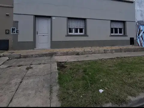 CASA 4 AMBIENTES CON AMPLIO FONDO