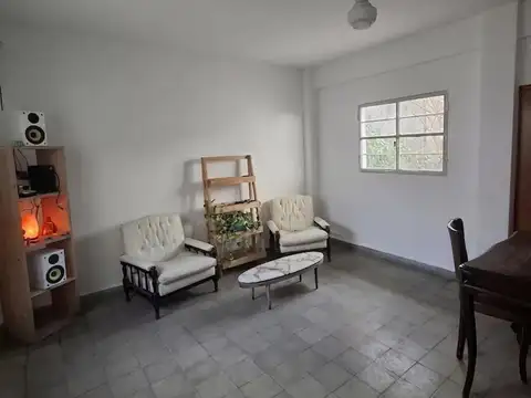 CASA 4 AMBIENTES CON AMPLIO FONDO