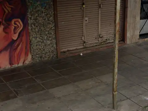 Local con vidrieras, oportunidad.