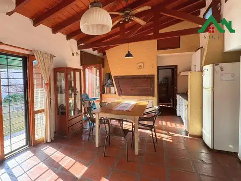 Casa en venta de 3 dormitorios con quincho y amplio terreno en Barrio Alejandro Centeno