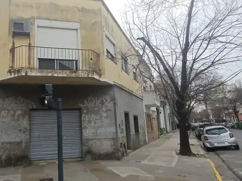 VENTA DE CASA A RECICLAR CON LOCAL COMERCIAL