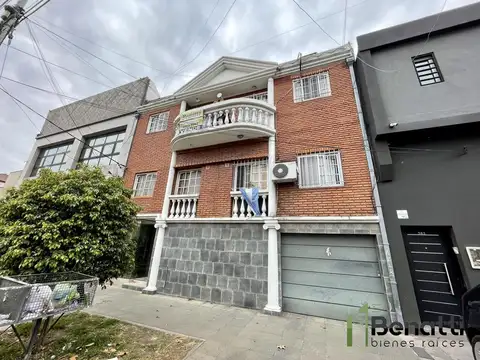 Dpto 2 ambientes al frente en 2do piso por escalera.
