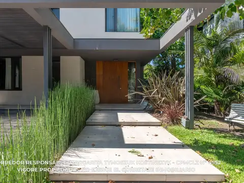 Casa en Venta con 2 cocheras