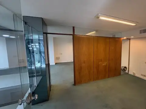 Espectacular Local 645m2. Incluye todo. Edificio con hall de entrada sobre Florida.Oficinas.