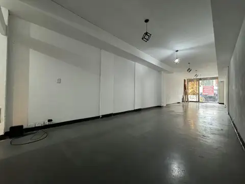 ALQUILER Excelente Local sobre Avenida Córdoba · 67 m2 (3.50x19)