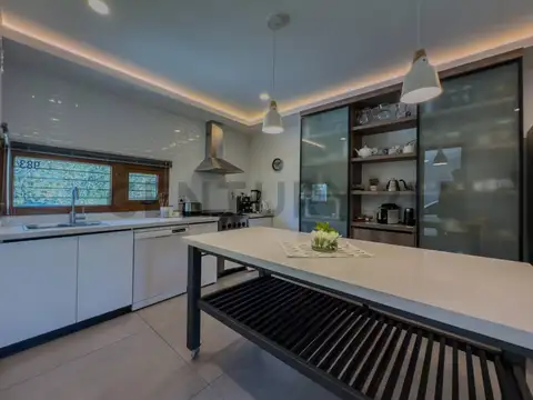 Casa en Venta con 2 cocheras