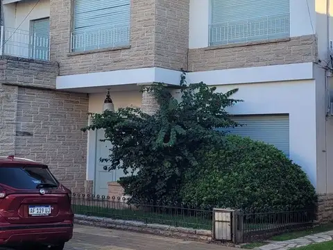 Casa 7 ambientes con 2 baños