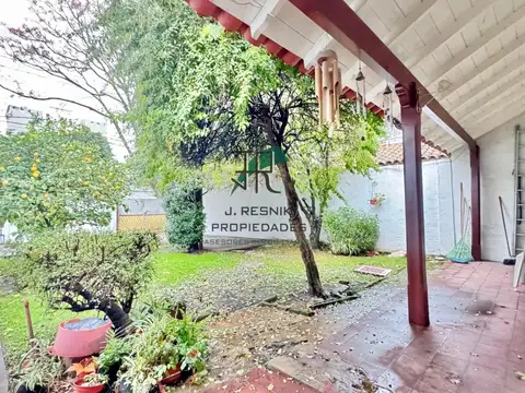 CASA 4 DORMITORIOS DE GENEROS TAMAÑO JARDIN Y TERRAZA