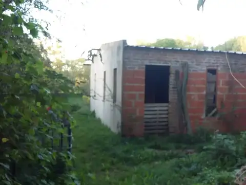 2 CASAS SOBRE LOTE 10 X 60 M - URIBELARREA -