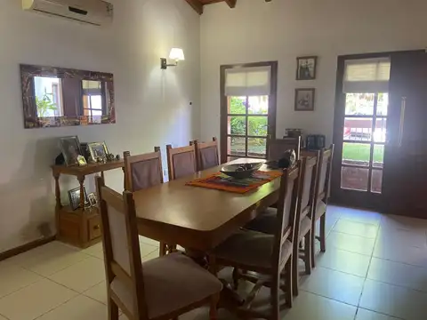 Casa 9 ambientes con 4 baños