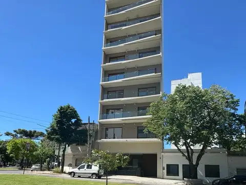 DepaDEPARTAMENTO PREMIUM DE 3 DORMITORIOS CON COCHERA EN PLAZA AZCUÉNAGA-AV. 19 e/ 44 y 45rtamento