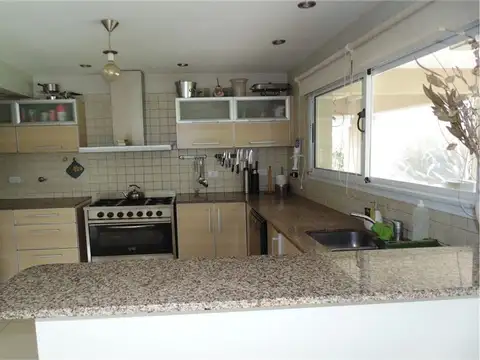 Casa 5 ambientes con 3 baños