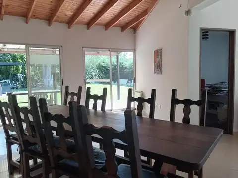 Casa en Alquiler con 4 cocheras
