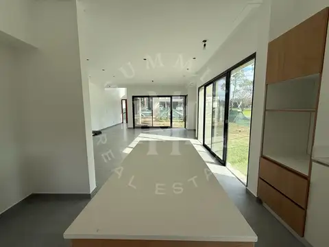 Casa en Venta con 6 cocheras