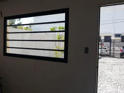 EN ALQUILER PREDIO CERRADO CON OFICINA Intendente Mango al 700
