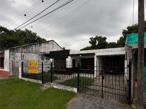 Casa de dos dormitorios con patio, galpon y cochera doble