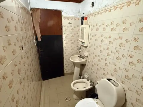 Casa de dos dormitorios con patio, galpon y cochera doble
