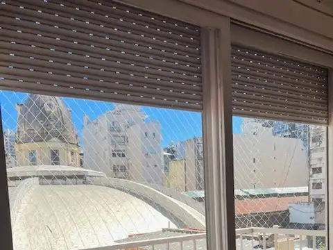Amplio ambiente con balcón, luz y sol