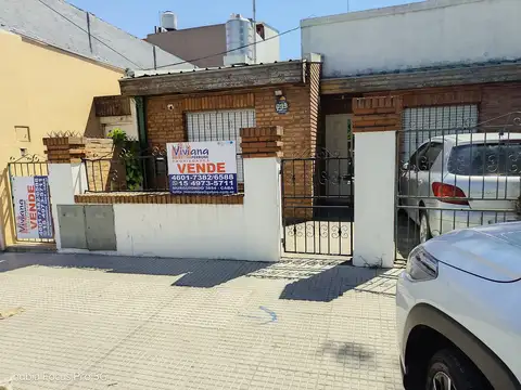 CASA APTA 2 FAMILIAS SE ESCUCHA OFERTA  TODO PLANTA BAJA