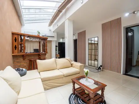 Casa en Venta con 2 cocheras