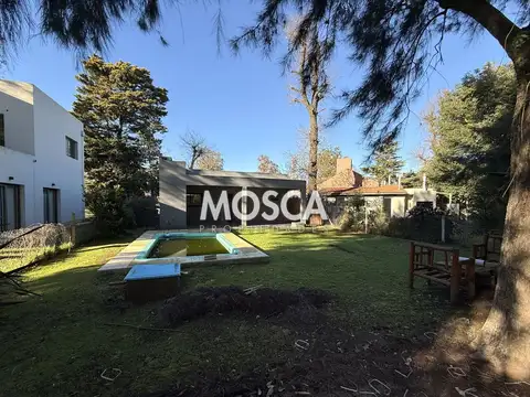 Casa en Alquiler con 3 cocheras