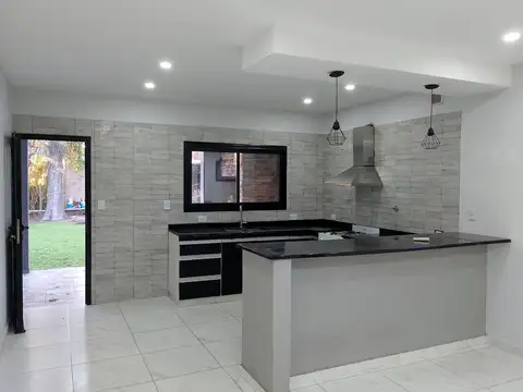 Casa en Alquiler con 3 cocheras
