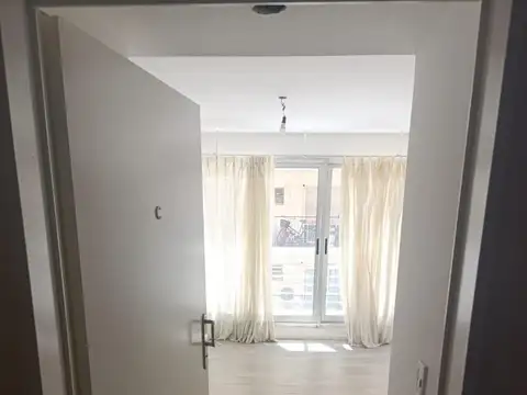 Monoambiente al frente con balcón, c/espacio guardacoche.