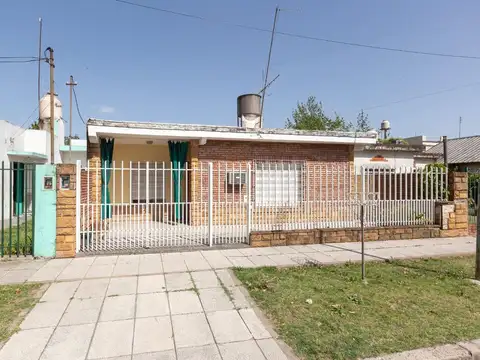 VENTA CASA 4 AMB CON PATIO, LAVADERO, APTO CREDITO