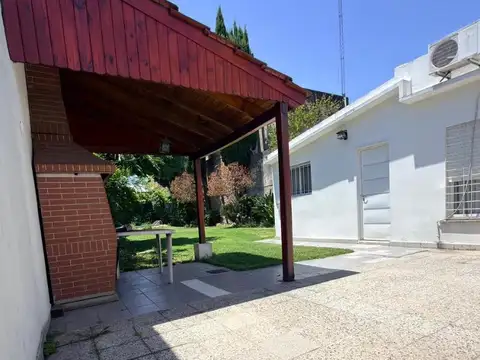 CASA CON JARDIN PILETA Y COCHERA - APTO CREDITO