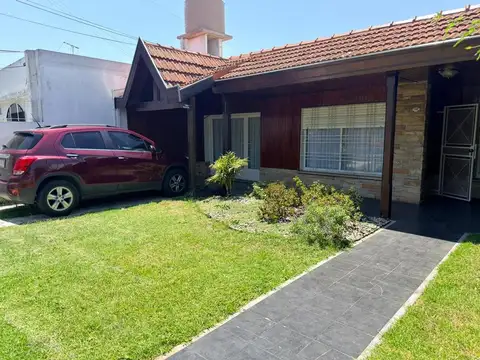 CASA CON JARDIN PILETA Y COCHERA - APTO CREDITO