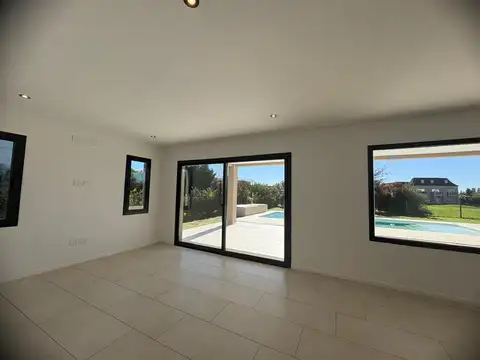 Casa en Alquiler con 5 cocheras