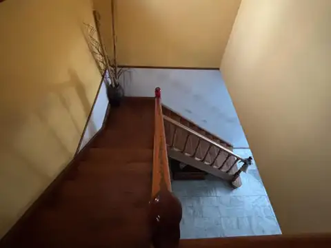 Casa 8 ambientes con 2 baños
